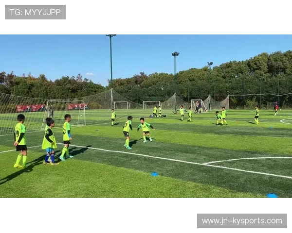 创新足球训练装备引领行业潮流，助推青训发展，足球训练器材套装